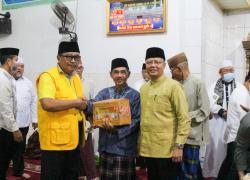 Penyerahan Bingkisan oleh Ketua DPD Bengkulu Selatan Reskan Efendi didampingi Ketua DPD Rohidin Mersyah