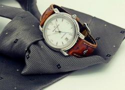 Model jam tangan pria dengan strap kulit (sumber : pixabay)