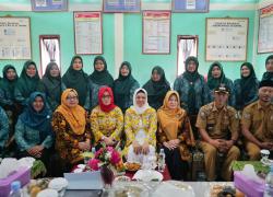 Foto Bersama Ketua TP PKK Derta Rohidin