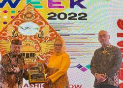 Derta Rohidin Kenalkan Kain Besurek Dan Kulit Lantung Pada Ajang IWF 2022